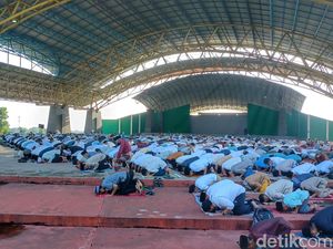 Ramai Warga Salat Idul Fitri di Dome Balerame Soreang