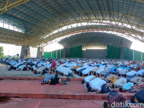 Ramai Warga Salat Idul Fitri di Dome Balerame Soreang