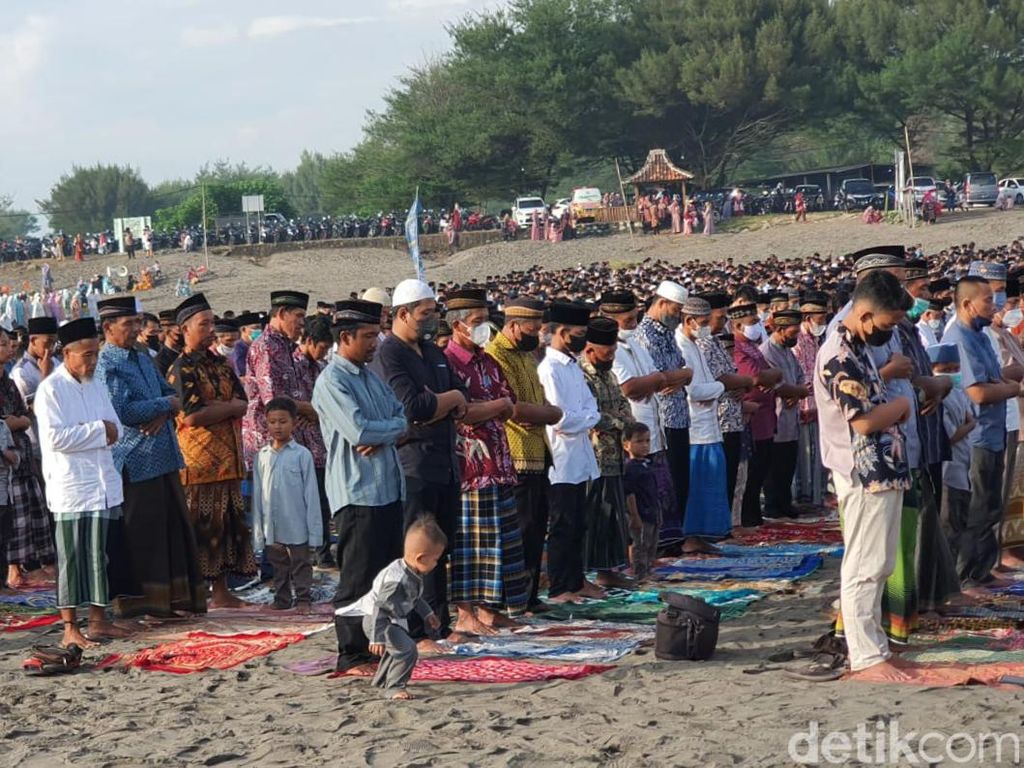 Khusyuknya Umat Muslim Salat Id di Gumuk Pasir Parangkusumo Bantul