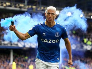 Momen Richarlison Lempar Petasan Biru Usai Jebol Gawang Chelsea Momen Richarlison Lempar Petasan Biru Usai Jebol Gawang Chelsea