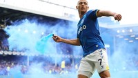 Tak cuma itu, Richarlison kemudian melemparkannya balik ke arah tribune penonton. Foto: Getty Images/Jan Kruger