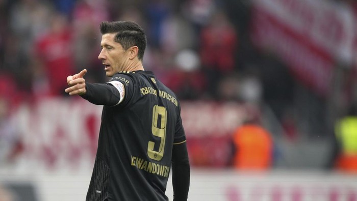Bayerns Robert Lewandowski after scoring his sides first goal during a German Bundesliga soccer match between FSV Mainz 05 and Bayern Munich in Mainz, Germany, Saturday, April 30, 2022. Lewandowski set a new record for most single-season away goals. (AP Photo/Michael Probst)
