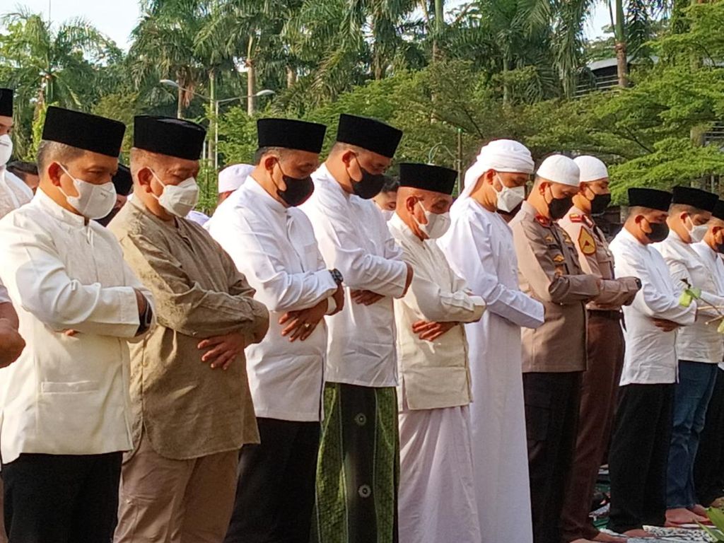 Gubernur Edy dan Menantu Jokowi Salat Id Bersama di Medan
