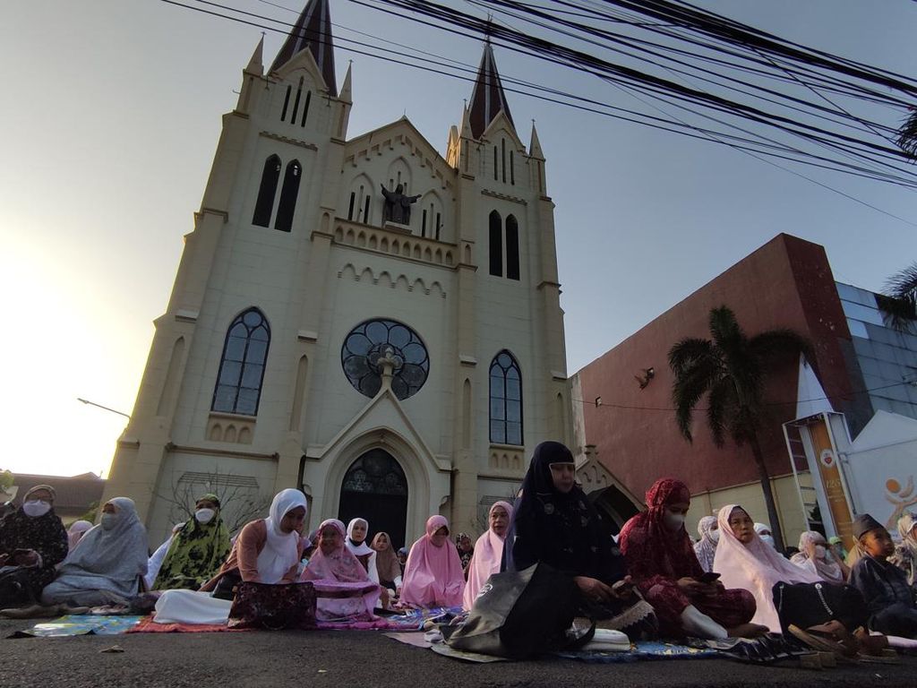 Pelataran Gereja Katolik di Malang Turut Dipakai untuk Salat Id