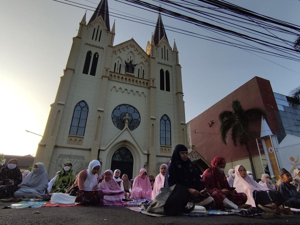 Pelataran Gereja Katolik di Malang Turut Dipakai untuk Salat Id Pelataran Gereja Katolik di Malang Turut Dipakai untuk Salat Id