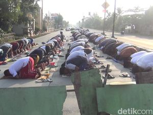 Khidmatnya Warga Subang Salat Id di Jalur Pantura