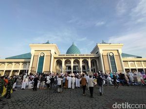 Barang Jemaah Tertinggal di Masjid Al Akbar Telah Dikembalikan ke Pemiliknya