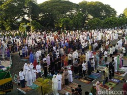 Jemaah Salat Id di Areklancor Pamekasan Membludak, Saf Laki-Perempuan Campur