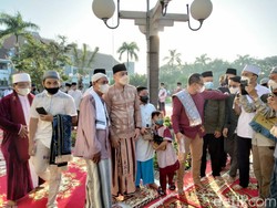 Gubernur Khofifah-Walkot Eri Jadi Rebutan Warga Foto Bareng Usai Salat Id