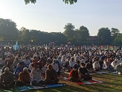 Intan Semringah Salat Id Bersama 4.000 Jemaah di Lapangan Lumintang