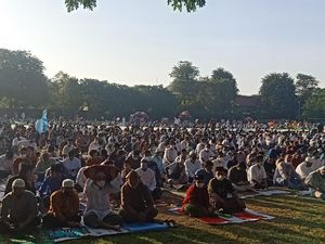 Intan Semringah Salat Id Bersama 4.000 Jemaah di Lapangan Lumintang Intan Semringah Salat Id Bersama 4.000 Jemaah di Lapangan Lumintang