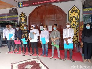Dapat Remisi Bebas, 9 Narapidana di Rutan Samarinda Sujud Syukur