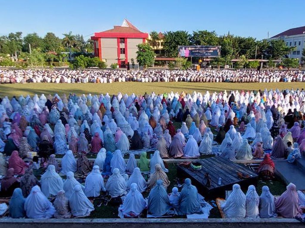 Khusyuk, Ribuan Umat Muslim Salat Id di Lapangan Mapolda NTT