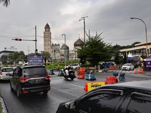 Puncak Bogor Ramai Kendaraan dan Lalin Tersendat di Hari Pertama Lebaran Puncak Bogor Ramai Kendaraan dan Lalin Tersendat di Hari Pertama Lebaran