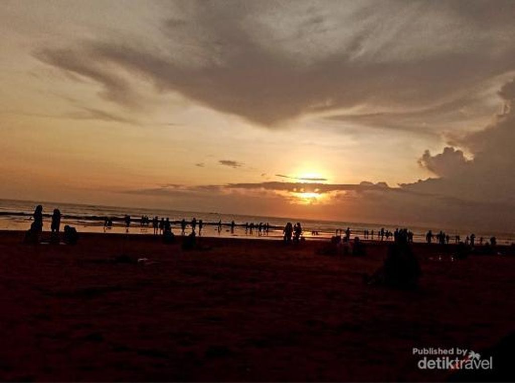 Suasana di Pantai Petitenget Seminyak Bali