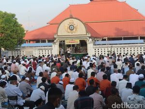 Salat Id di Masjid Gedhe Kauman Jogja, Jemaah Meluber hingga ke Jalan Salat Id di Masjid Gedhe Kauman Jogja, Jemaah Meluber hingga ke Jalan