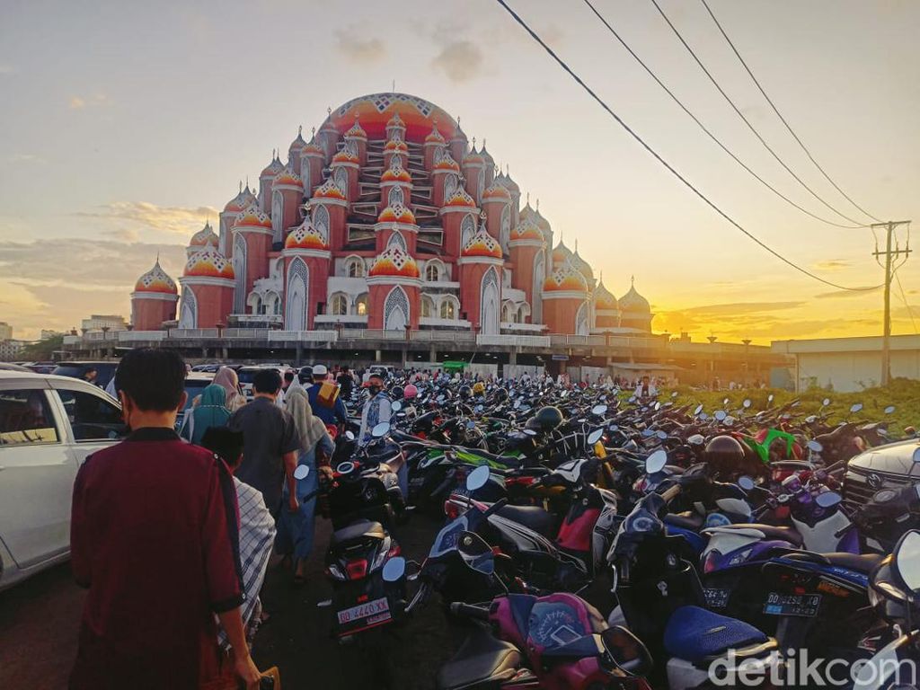 Salat Idul Fitri di Pelataran Masjid 99 Kubah, Jemaah Mulai Berdatangan Salat Idul Fitri di Pelataran Masjid 99 Kubah, Jemaah Mulai Berdatangan