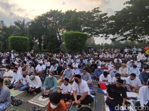Salat Id di Simpang Lima, Pemudik Ini Senang Foto Bareng Ganjar