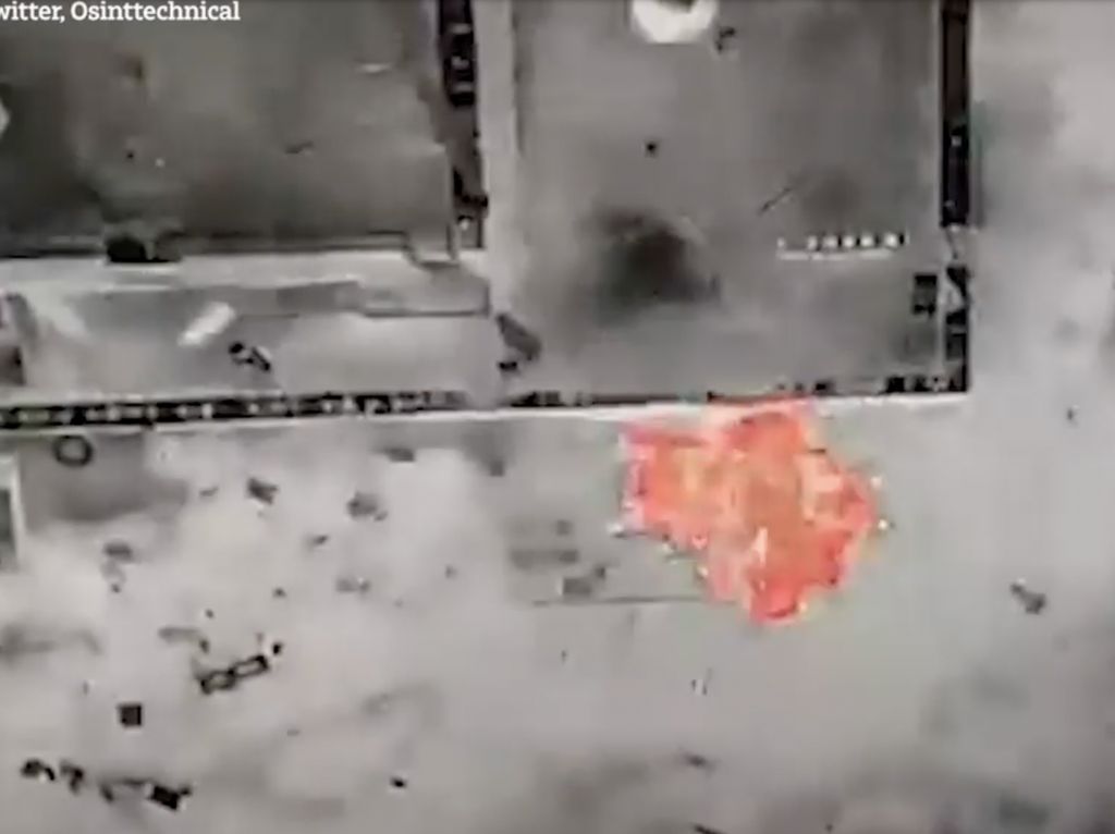 Momen Drone Ukraina Jatuhkan Bom Hancurkan 2 Tank Rusia