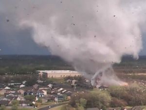 Detik-detik Tornado Dahsyat Sapu Kota Kansas AS, Ribuan Rumah Rusak
