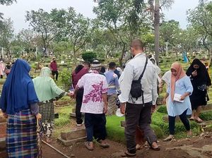 Intip Suasana TPU Karet Bivak di Hari Raya Idul Fitri yang Ramai Peziarah