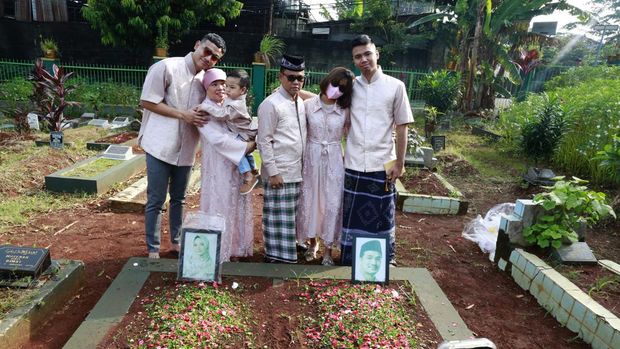 Keluarga kunjungi makam Vanessa Angel dan Bibi Ardiansyah.