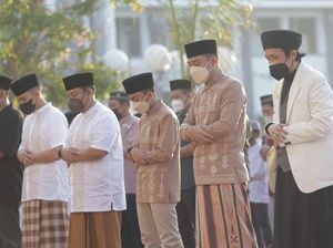 Walkot Eri Salat Id di Balai Kota: Alhamdulillah Setelah 2 Tahun Pandemi Walkot Eri Salat Id di Balai Kota: Alhamdulillah Setelah 2 Tahun Pandemi