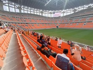 Warga Bisa Masuk ke Dalam JIS Usai Salat Id, Asyik Foto-foto