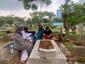 TPU Menteng Pulo Ramai Didatangi Peziarah Saat Lebaran TPU Menteng Pulo Ramai Didatangi Peziarah Saat Lebaran