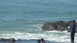 Aksi Heroik Polisi Selamatkan Wisatawan Tergulung Ombak Karang Hawu