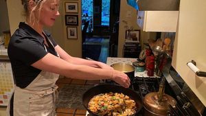 Amber Heard Hobi Masak, Ini 10 Aksinya di Dapur