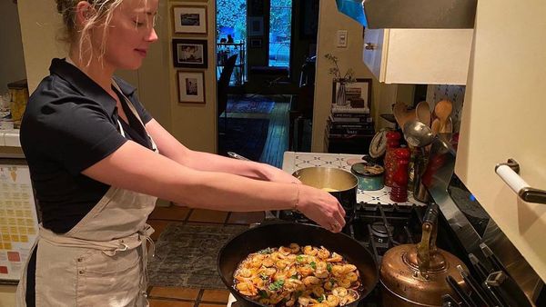 Amber Heard Hobi Masak, Ini 10 Aksinya di Dapur