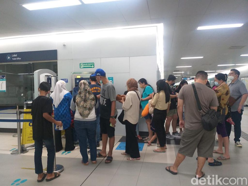 Loket Tiket Ditutup, Antrean di Stasiun MRT Menumpuk