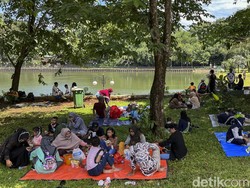 Tak Tahu Tiket Masuk Online, Warga Kecewa Tak Bisa Masuk ke Ragunan