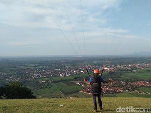 Asyiknya Terbang di Langit Majalengka dengan Paralayang Asyiknya Terbang di Langit Majalengka dengan Paralayang