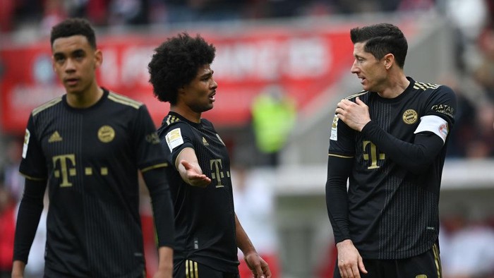 MAINZ, GERMANY - APRIL 30:  Serge Gnabry gestures to Robert Lewandowski of FC Bayern Muenchen look on during the Bundesliga match between 1. FSV Mainz 05 and FC Bayern München at Opel Arena on April 30, 2022 in Mainz, Germany. (Photo by Stuart Franklin/Getty Images)