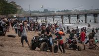 Begini Suasana Pantai Anyer Saat Libur Lebaran, Ramai Banget