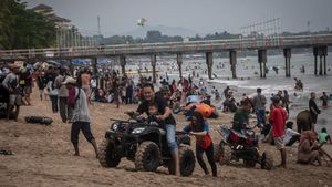 Begini Suasana Pantai Anyer Saat Libur Lebaran, Ramai Banget