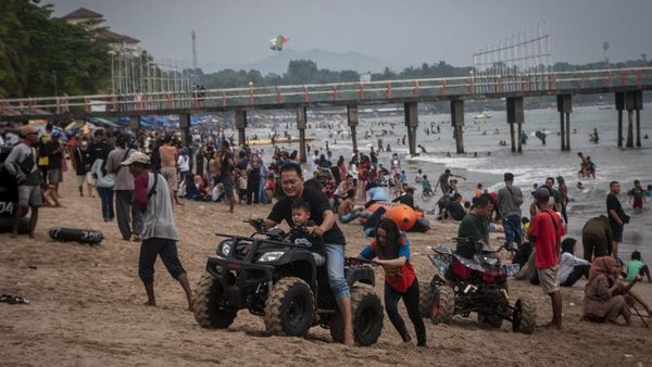 Begini Suasana Pantai Anyer Saat Libur Lebaran, Ramai Banget