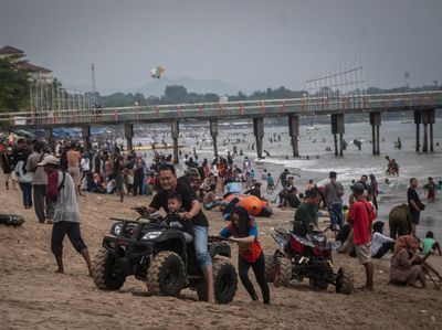 Begini Suasana Pantai Anyer Saat Libur Lebaran, Ramai Banget