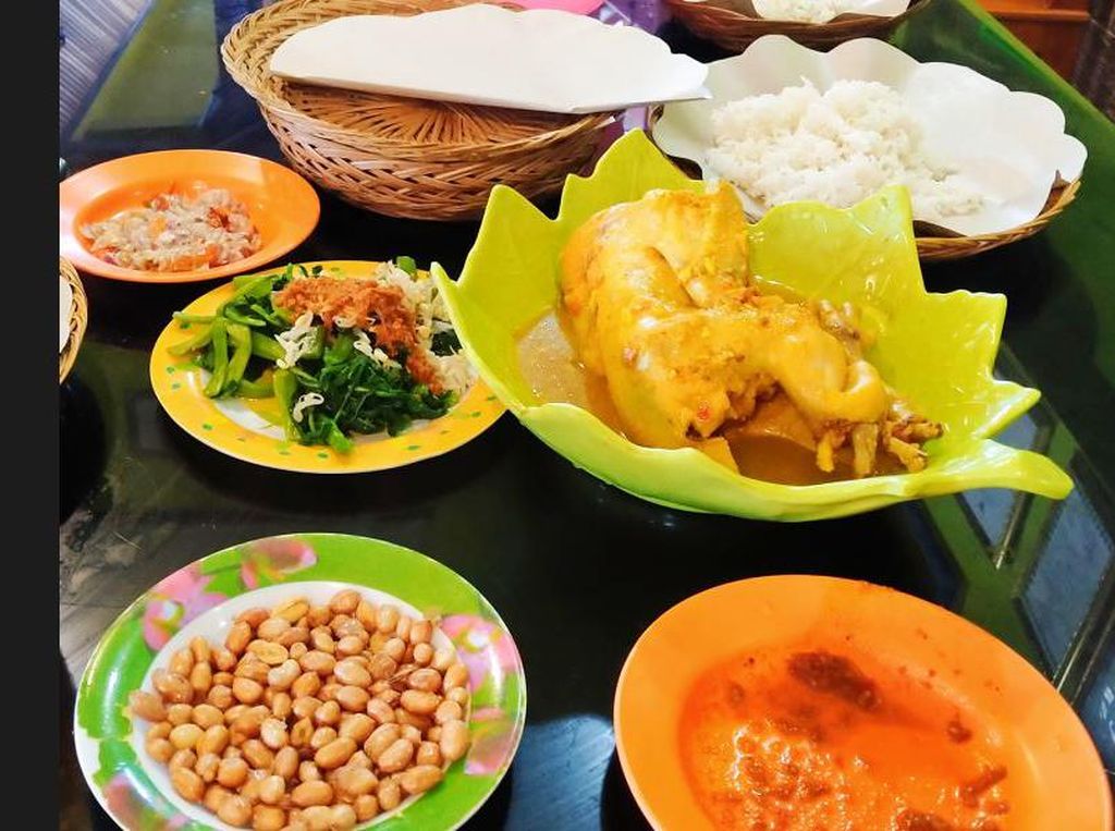 Merasakan Sensasi Pedas Ayam Betutu Gilimanuk, Pas Pakai Sambal Matah Merasakan Sensasi Pedas Ayam Betutu Gilimanuk, Pas Pakai Sambal Matah