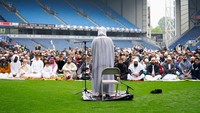 Salat Idulfitri di Stadion Ewood Park dipimpin Sheikh Wasim Kempson yang juga bertindak sebagai pembicara khotbah. (Foto: dok. Blackburn Rovers)
