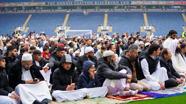 Foto: 3.000 Jamaah Salat Idulfitri di Markas Blackburn Rovers