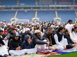 Foto: 3.000 Jamaah Salat Idulfitri di Markas Blackburn Rovers