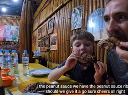 Liburan di Makassar, Keluarga Bule Amerika Ini Lahap Makan Konro Bakar