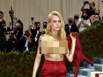 7 Gaya Seksi Cara Delevingne Jadi Manusia Emas di Met Gala, Tampil Topless