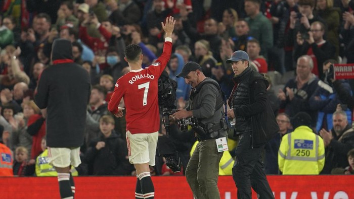 Cristiano Ronaldo Manchester United's Cristiano Ronaldo, centre, waves to supporters at he end of the English Premier League soccer match between Manchester United and Brentford at Old Trafford Stadium in Manchester, England, Monday, May 2, 2022. (AP Photo/Jon Super)