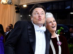 Bikin PHP, Ternyata Elon Musk Beli MU Itu Hanya Guyon