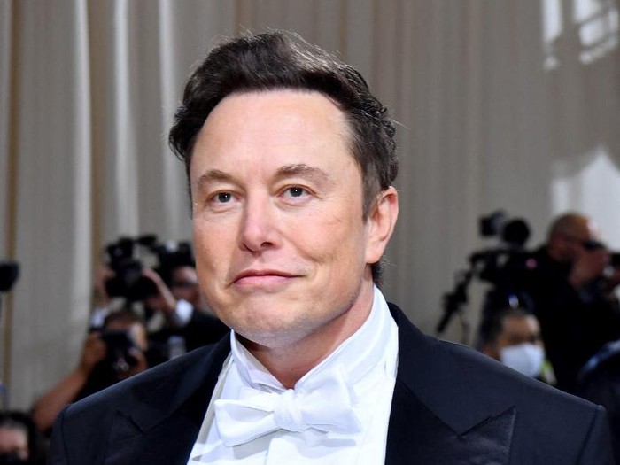 Elon Musk dan Maye Musk di Met Gala 2022 CEO, and chief engineer at SpaceX, Elon Musk and his mother, supermodel Maye Musk, arrive for the 2022 Met Gala at the Metropolitan Museum of Art on May 2, 2022, in New York. - The Gala raises money for the Metropolitan Museum of Arts Costume Institute. The Galas 2022 theme is