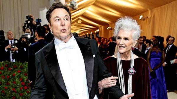 7 Gaya Elon Musk Bukan Bawa Pacar ke Met Gala, Tapi Ibunya yang Model